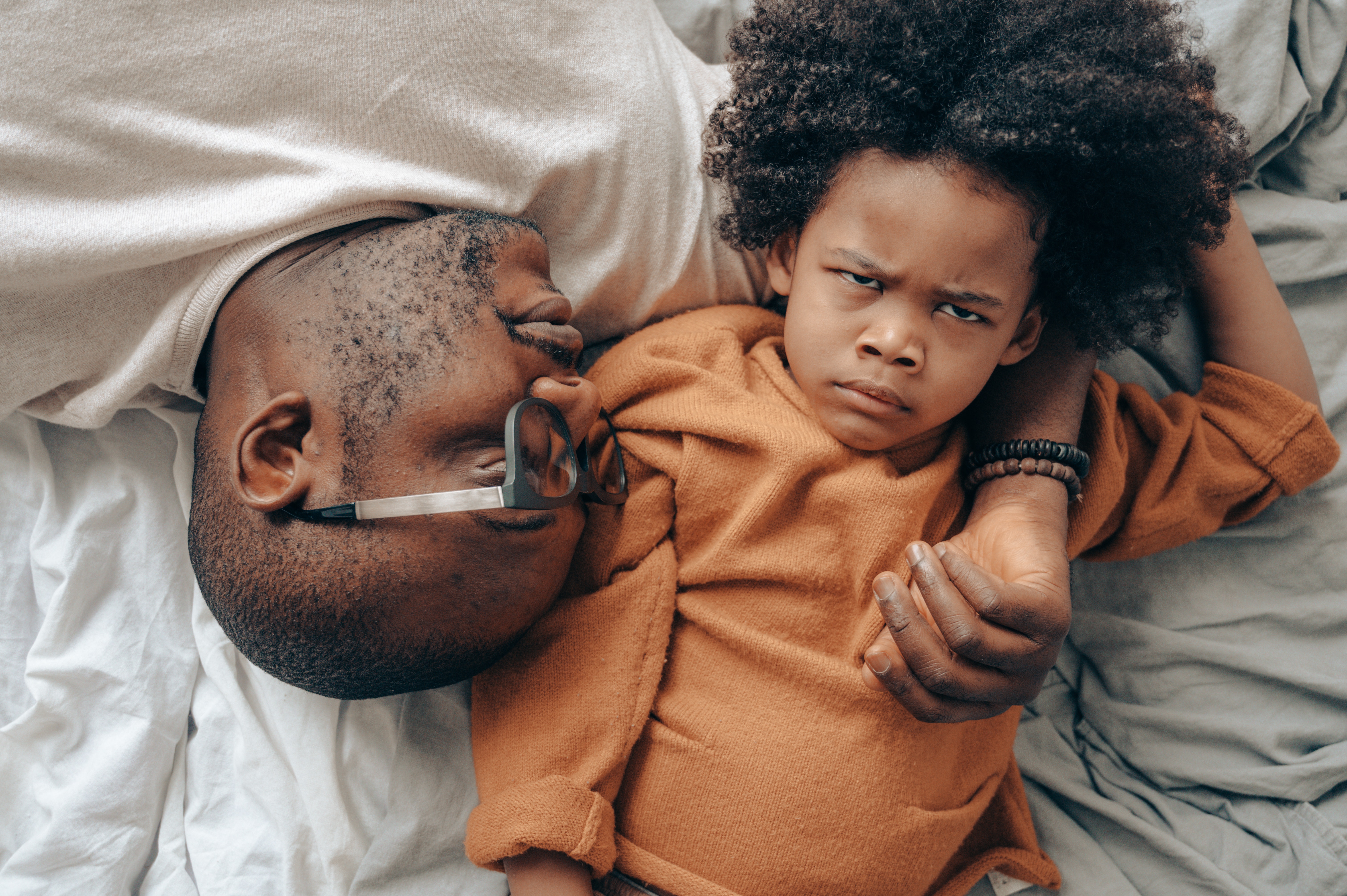 enfant en colère contre son père 